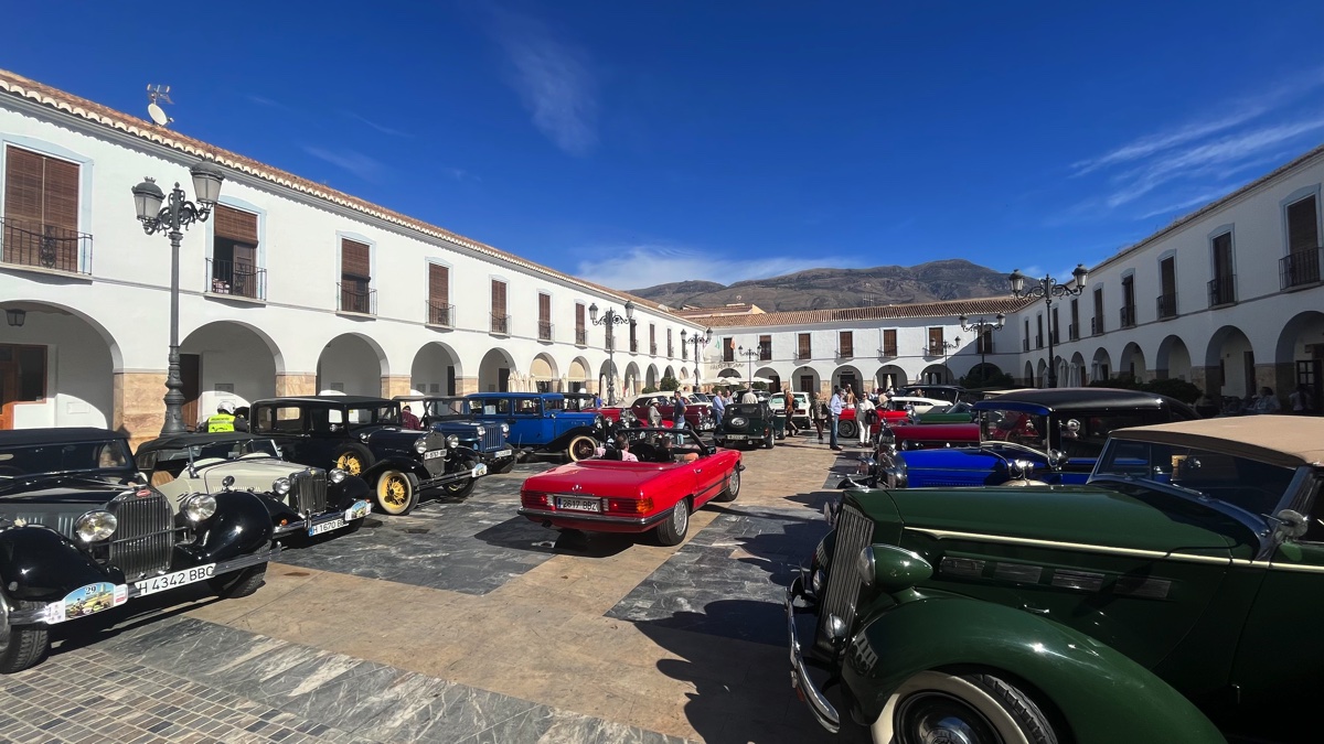 Berja admira el ‘museo sobre ruedas’ en la Plaza Porticada, con presencia de numeroso público